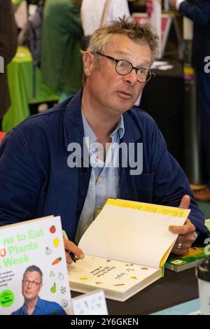 Uttoxeter, Mitarbeiter, Großbritannien. September 2024. Hugh Fearnley-Whittingstall signiert sein neues Buch auf der Midlands Climate Expo 2024. Credit Mark Lear/Alamy Stockfoto