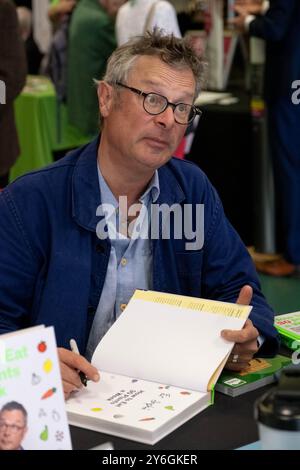 Uttoxeter, Mitarbeiter, Großbritannien. September 2024. Hugh Fearnley-Whittingstall signiert sein neues Buch auf der Midlands Climate Expo 2024. Credit Mark Lear/Alamy Stockfoto