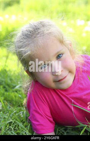 Süßes lächelndes kleines Mädchen im Freien Porträt Stockfoto