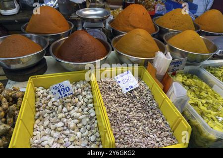 Gewürze, Wurzeln und Kräutern auf den Zähler, der Markt in Thailand Stockfoto