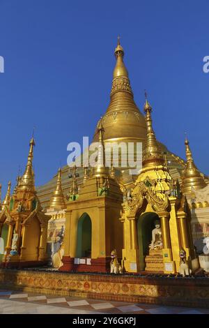 Shwedagon Paya Pagode, berühmter heiliger Ort und Touristenattraktion Wahrzeichen. Yangon, Myanmar, Asien Stockfoto