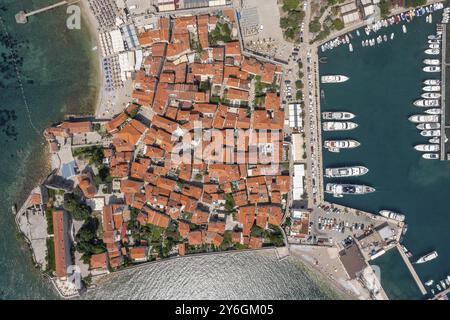 Blick von oben auf die ummauerte Altstadt von Budva. Pier mit verankerten Yachten und Booten. Adria, Montenegro, Europa Stockfoto