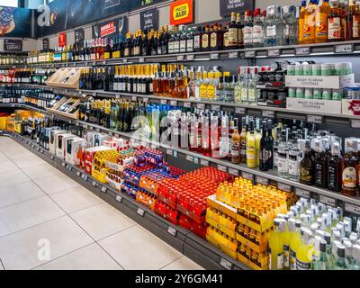 Fossano, Italien - 25. September 2024: Spirituosen, Schaumweine und Liköre werden im Aldi-Supermarktregal zum Verkauf angeboten Stockfoto