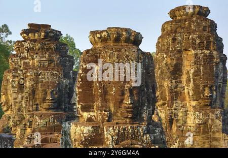 Riesige Steinwände am Bayon Tempel bei Sonnenuntergang, Angkor Wat, Kambodscha, Asien Stockfoto