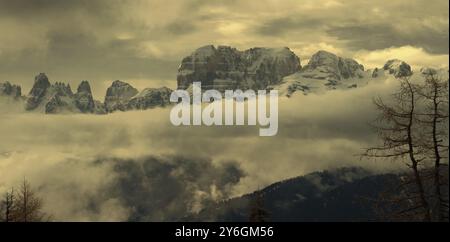 Schneebedeckte Berge in Wolken Panorama Landschaft in den alpen, Adamello Brenta, Italien, Europa Stockfoto