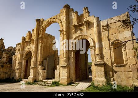 Südtor an der historischen römischen Ruinenstadt Gerasa, Jerash, Jordanien. Reise und Tourismus in Jordanien Stockfoto