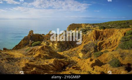 Panoramalandschaft auf den sieben hängenden Tälern berühmte Wanderung an der Algarve Küste in Portugal. Schönheit in der Natur Stockfoto