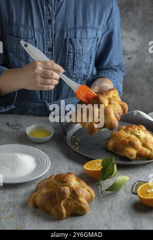 Essen, Essen, Frau, die Pan de muertos Brot der Toten für den mexikanischen Tag der Toten zubereitet Stockfoto