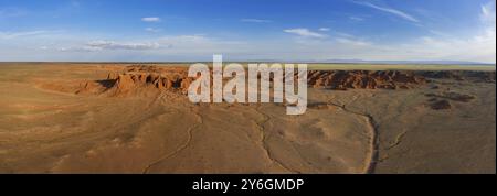 Panoramablick auf die brennenden Klippen des Bayanzag bei Sonnenuntergang in der Mongolei, gefunden in der Wüste Gobi Stockfoto