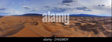 Panoramablick auf die Sanddünen Hongoryn Els in der Wüste Gobi bei Sonnenuntergang, Mongolei, Asien Stockfoto