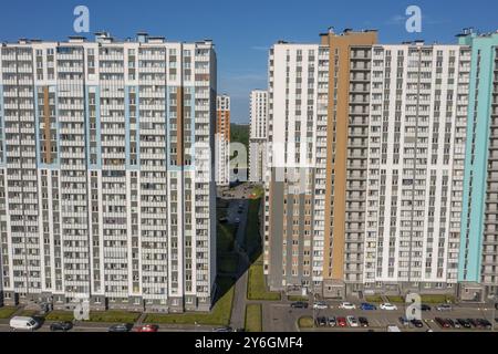 Luftaufnahme des neuen Apartmentgebäudekomplexes und der Wohngegend Stockfoto