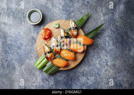 Essen, Sashimi Sushi auf Holzbrett. Steinhintergrund. Draufsicht Stockfoto