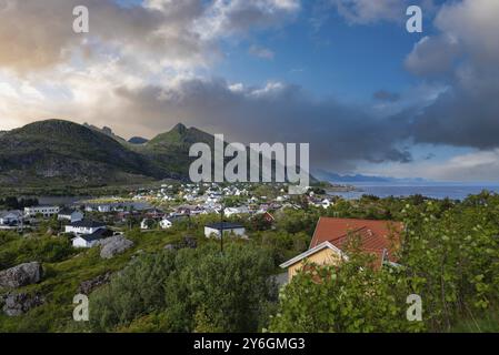 Dorfszene inmitten üppiger Landschaft, im Hintergrund Blick auf den Vestfjord, Sorvagen, Lofoten, Norwegen, Europa Stockfoto