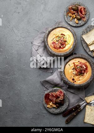 Essen, spanische kalte Tomatensuppe Salmorejo. Traditionelle Tomatensuppe mit Weißbrot und Olivenöl Stockfoto