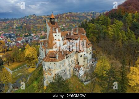 Luftaufnahme der Burg Bran in Siebenbürgen, Rumänien. Herbstsaison und dunkle Wolken Stockfoto