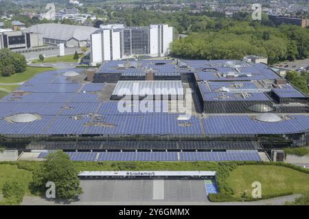 Brüssel, Belgien, Mai 2023: Blick auf die Solarpaneele auf dem Dach und das Trademart-Gebäude auf der Brussels Expo auf dem Heysel-Plateau in Belgien, Europa Stockfoto