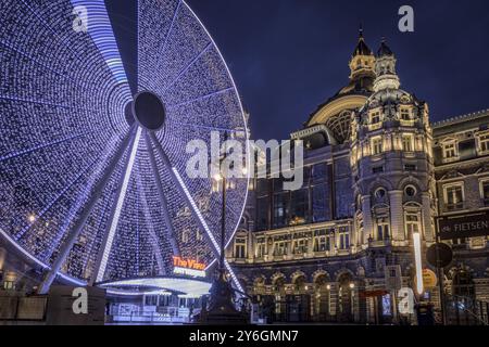 Antwerpen, Belgien, 21. März 2024: Das View-Riesenrad auf der NMBS Central Railwaystation auf dem Queen Astrid Square in Antwerpen, Europa Stockfoto