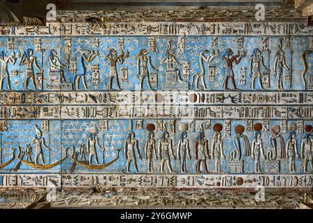 Hieroglyphenschnitzereien und Gemälde an der Decke des antiken ägyptischen Tempels Stockfoto