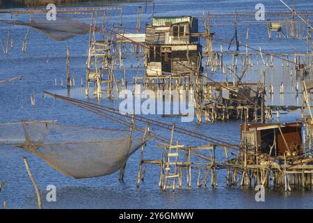 Traditionelle Fischernetze, alte Fischfalle in der laguna in Ulcinj in Montenegro Stockfoto