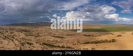 Panoramablick aus der Vogelperspektive auf die Sanddünen Elsen Tasarhai (Bayan Gobi) Wüste und Berge in der Mongolei Stockfoto