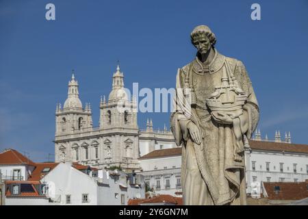 Skulptur von Sao Vicente St. Vincent von Saragossa mit Igreja de Sao Vicente de Fora im Hintergrund. Lissabon. Portugal Stockfoto