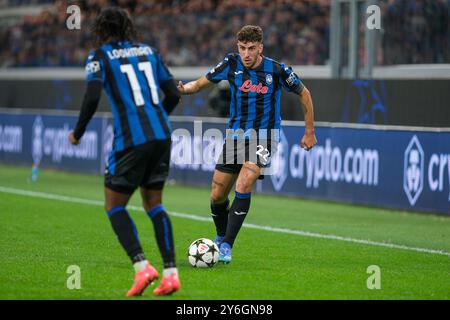 Matteo Ruggeri von Atalanta BC 1907 trägt den Ball während des Fußballspiels der UEFA Champions League 2024/2025 - League Phase MD1 zwischen Atalanta BC A. Stockfoto