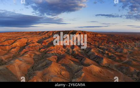 Luftpanorama der strukturierten, bunt gestreiften Canyons Tsagaan suvarga, White Stupa bei Sonnenaufgang. Ulziit Soum, Provinz Dundgovi, Mongolei, Asien Stockfoto