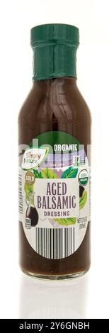 Winneconne, WI - 22. Juni 2024: Eine Flasche Simply Nature Aged Balsamico Dressing auf isoliertem Hintergrund. Stockfoto