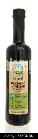 Winneconne, WI - 22. Juni 2024: Eine Flasche voll-Kreismarkt-Balsamico-Essig auf einem isolierten Hintergrund. Stockfoto