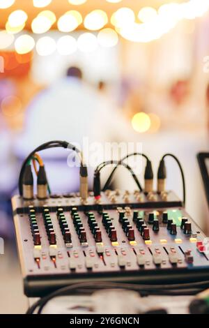 Sound-Mixer Nahaufnahme mit leuchtenden Lichtern im Hintergrund, Party. Stockfoto