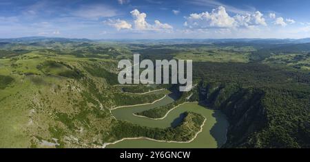 Antenne Panorama der schlängelt sich an der felsigen Fluss Uvac Schlucht an einem sonnigen Tag, im Südwesten von Serbien Stockfoto