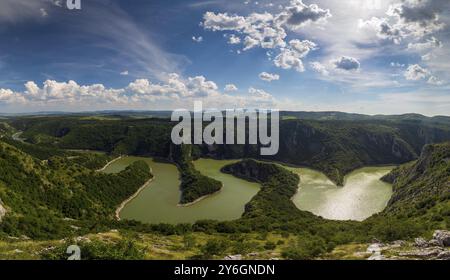 Panorama von Uvac schlängelt sich an Rocky River Gorge an einem sonnigen Tag, im Südwesten von Serbien Stockfoto