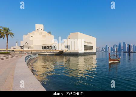 Eine Dhow (traditionelles hölzernes Segelschiff) vor dem Museum of Islamic Art in Doha, Katar Stockfoto