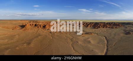 Panoramablick auf die brennenden Klippen des Bayanzag bei Sonnenuntergang in der Mongolei, gefunden in der Wüste Gobi Stockfoto