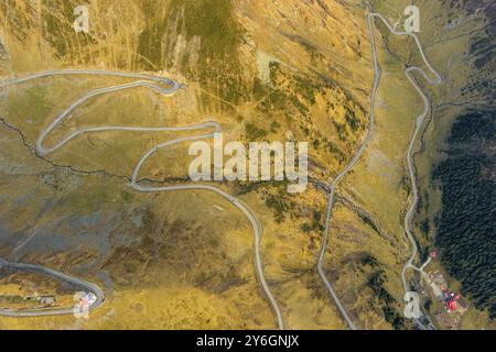 Draufsicht auf die berühmte Transfagarasch-Bergstraße in Rumänien Stockfoto