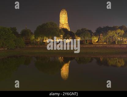 Wat Phra RAM Tempel bei Nacht im Ayuthaya Historical Park, Thailand, Asien Stockfoto