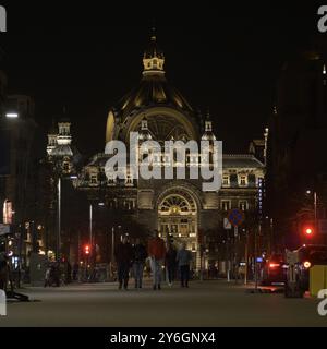 Antwerpen, Belgien, 21. März 2024: Nachtblick auf de Keyserlei in Antwerpen mit NMBS Hauptbahnhof, Europa Stockfoto