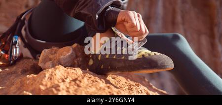 Mädchen trägt Kletterschuhe, Nahaufnahme. Stockfoto