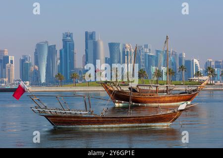 2 Dhows (traditionelle hölzerne Segelschiffe) vor dem Museum of Islamic Art in Doha, Katar Stockfoto