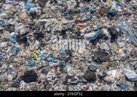 Luftaufnahme der offenen Lagerung fester Haushaltsabfälle von oben. Verletzung der Umwelt und Landverschmutzung mit Plastikflaschen, Tüten und anderem Hazardo Stockfoto