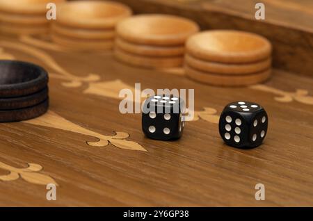 Würfel auf einem Backgammon-Brett-Nahaufnahme-Makro Stockfoto