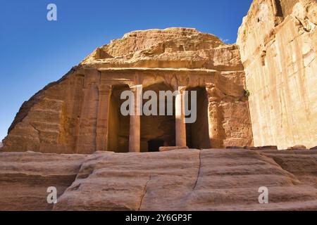 Blick auf die Gartenhalle an der historischen Stätte Petra in Jordanien. Reisen und Tourismus Stockfoto