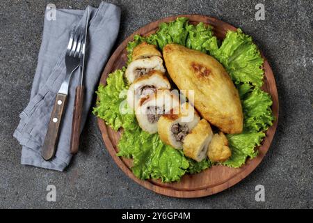 Essen, Essen, PERUANISCHES CHILENISCHES traditionelles Gericht PAPA RELLENA Fleisch gefüllte Kartoffelpüree auf Holzteller Stockfoto