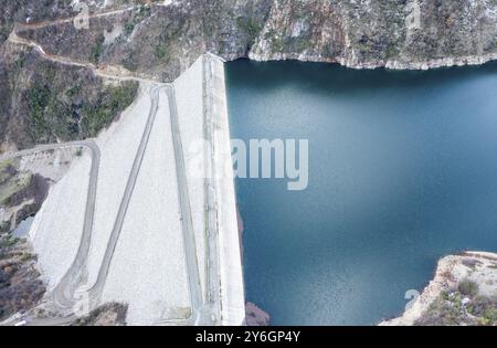 Die Berghütte Ancoa in der Schneeregion Maule, Chile. Draufsicht Stockfoto