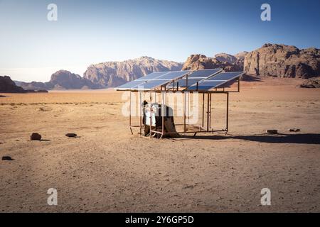 Netzunabhängige und kleine Solaranlage in der Wüste Stockfoto