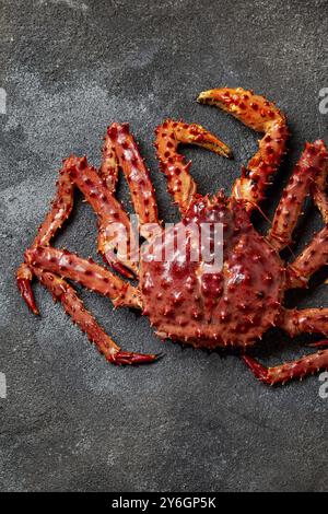 Essen, Essen, Rote Königskrabbe auf grauem Hintergrund. King Crab, Zitrone und Koriander, Blick von oben Stockfoto