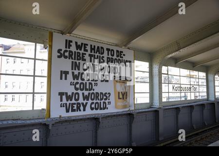 Berlin, Deutschland, Juni 2022, Illustrative Editorial: Große Werbung für pflanzliches und veganes Eis auf Oatly-Basis in der U-Bahn-Station Kottbusser Tor in Berlin, Europa Stockfoto