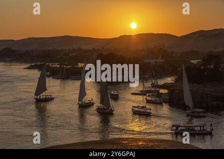 Wunderschöner Blick auf Felukenboote auf dem Nil in Assuan bei Sonnenuntergang, Ägypten, Afrika Stockfoto