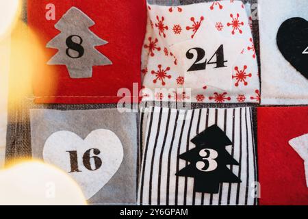 Adventskalender für Kinder, kreative Aufgaben in Filztaschen für jeden Tag. 24 handgefertigte nummerierte Taschen mit Geschenken. Countdown bis Heiligabend Stockfoto