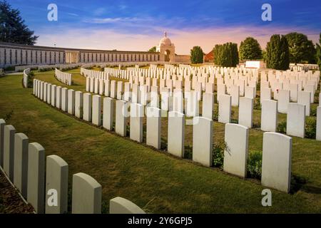 Passendale, Westflandern, Belgien, 12.08.2018: Blick auf den Fluss Tyne Cot Commonwealth Kriegsgräber Friedhof und Denkmal für die Fehlende, Grabstätte für Th Stockfoto